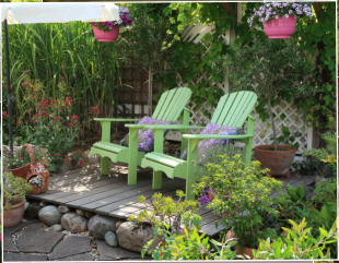 Gartentraum Solms, Sitzplatz mit Adirondack Chairs